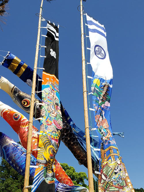 両家の家紋の入った矢旗